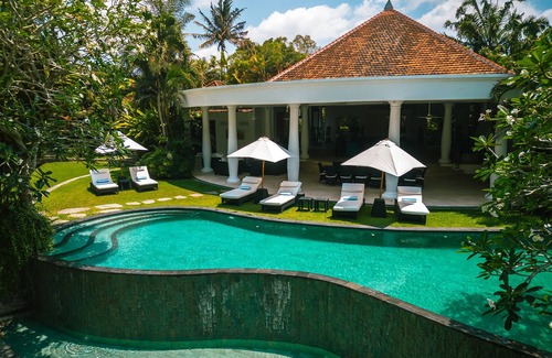 Seseh Villa | Descubra Tropical Paradise En este Estate Riverfront Superb