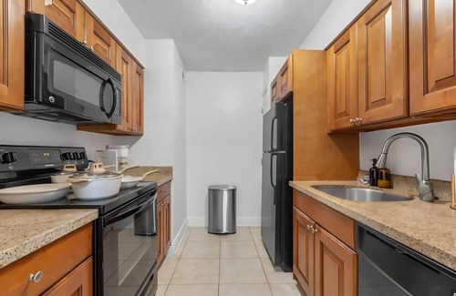 SoHo Apartamento | Luxury Bayshore Stay | Pool, Gym & Free Parking