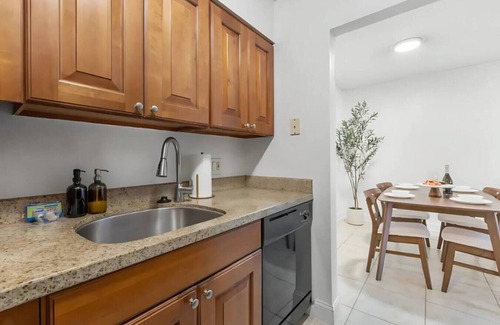 SoHo Apartamento | Luxury Bayshore Stay | Pool, Gym & Free Parking