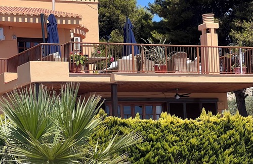 Calabardina Villa | Hermosa gran villa frente al mar, piscina privada y jardín, 5 dormitorios. Duerme 9