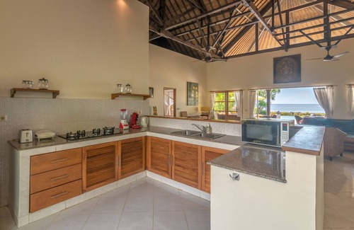 Lokapaksa Villa | Villa CERAH, Holiday villa justo en la playa y el mar, con piscina privada