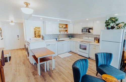 Punaluu Condominio | Luxury Beachfront Condo w/ AC