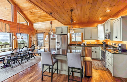 Blairsville Cabina | Luxury Blue Ridge Cabin - Panoramic Views, Fall Foliage, Relaxing Hot Tub
