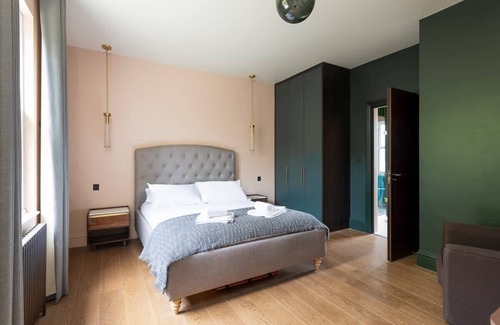 Cambridge Casa | Luxury: Breathtaking Home with Enchanting Garden