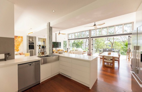 Killcare Casa | 🌿 Luxury Bush + Beach Retreat | Pool, Cedar Hot Tub & Private Nature Trails