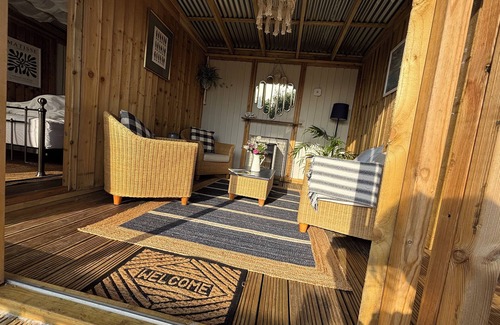 Freathy Alquiler De RV | Luxury Cabin Coastal Luxury: with Private Deck - Ebb & Flow Getaway