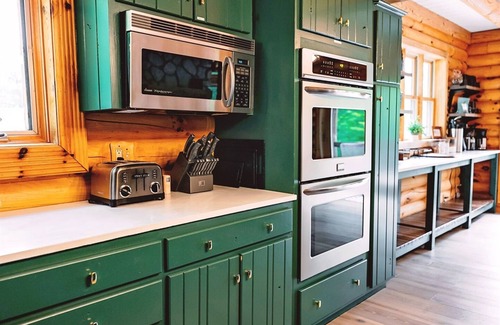 Butler Cabina | Luxury cabin, hot tub, pool, fire pit, sleeps 20