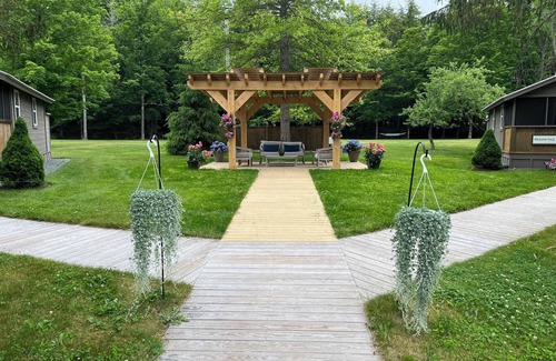 Livingston Manor Cabina | Luxury Cabin on Private Waterfront Estate