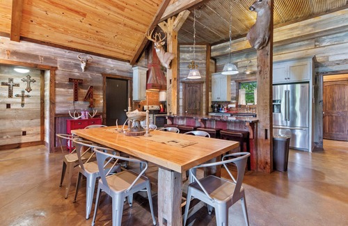 Clinton Cabina | Luxury Cabin on private estate only minutes from Tuscaloosa!
