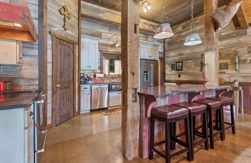 Clinton Cabina | Luxury Cabin on private estate only minutes from Tuscaloosa!