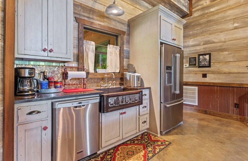Clinton Cabina | Luxury Cabin on private estate only minutes from Tuscaloosa!