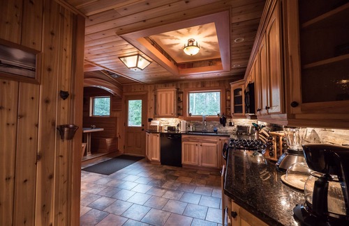 Meacham Casa | Cabina de lujo La ubicación es perfecta (Rainbow Lake, Nueva York)