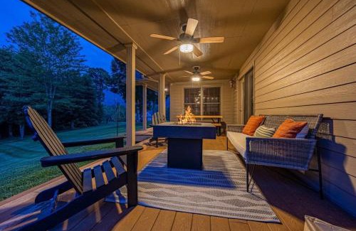 Sevierville Casa | Luxury Cabin w Hot Tub Games Views await