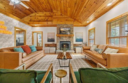 Sevierville Casa | Luxury Cabin w Hot Tub Games Views await