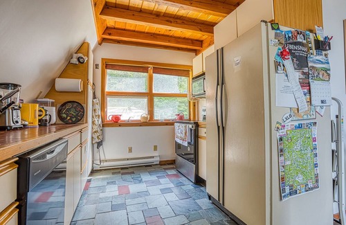 Lenox Chalet De Esquí | Luxury Cabin Winter Views & Deck besides Kennedy Park, Walk to Lenox.