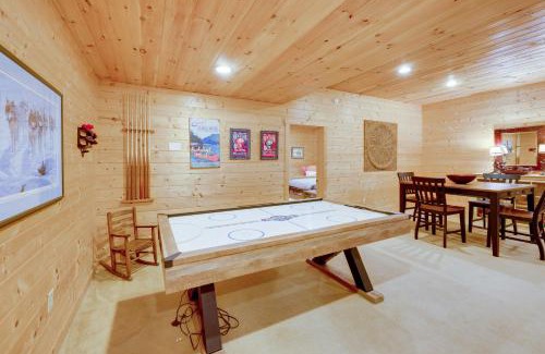 Sapphire Casa | Luxury Cabin with Deck Less Than 5 Miles to Sapphire Valley!