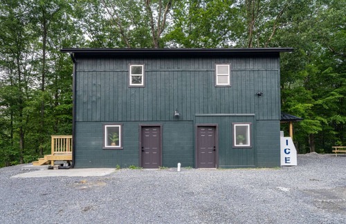 Great Cacapon Alquiler De RV | Luxury Camping with King Bed - Dogwood Tent