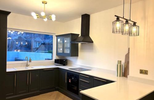 Neath Casa | Luxury Center Neath Stay