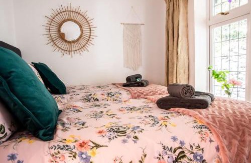 Bournemouth City Centre Casa | Luxury Central Bmth House with Hot Tub. Stunning!