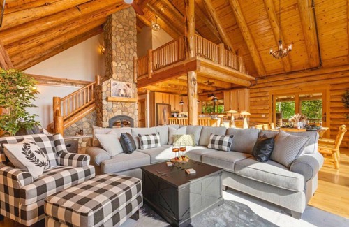 Sunday River Area Casa | Luxury Chalet w/ Hot Tub & Mountain Views