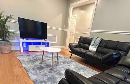 Watertown Apartamento | Luxury Charm by the Charles. 2 Bed 1 Full Bath with 2 Car parking