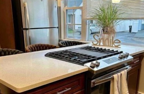 Watertown Apartamento | Luxury Charm by the Charles. 2 Bed 1 Full Bath with 2 Car parking