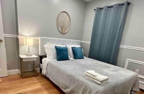 Watertown Apartamento | Luxury Charm by the Charles. 2 Bed 1 Full Bath with 2 Car parking