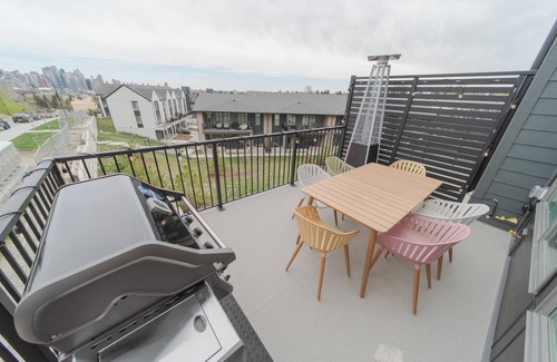 Shaganappi Casa | Luxury city skyline view new townhome right by golf course