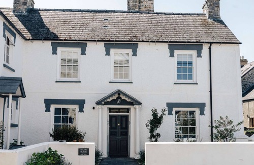 Newport Casa | *Luxury Coastal Getaway* Newport, Pembrokeshire by Black Door Stays