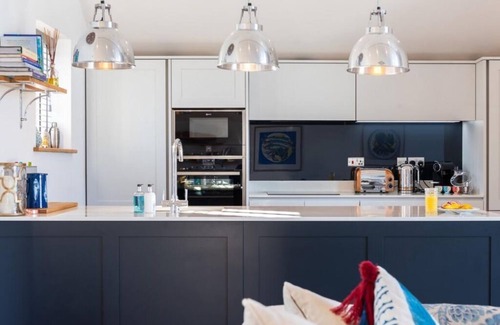 Mawgan Porth Casa | Luxury coastal house above stunning Mawgan Porth beach, 200m from the sand.