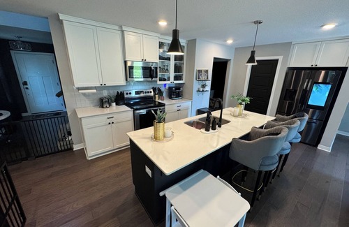 Raymore Casa | Luxury & Comfort 4-bedroom house with WiFi, GREAT for families & pets!