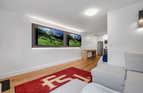 College Town Condominio | Luxury Condo by Stadium — Unbeatable Location! 2 minute walk to stadium!