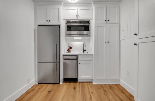 College Town Condominio | Luxury Condo by Stadium — Unbeatable Location! 2 minute walk to stadium!