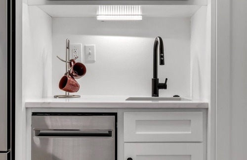 College Town Condominio | Luxury Condo by Stadium — Unbeatable Location! 2 minute walk to stadium!