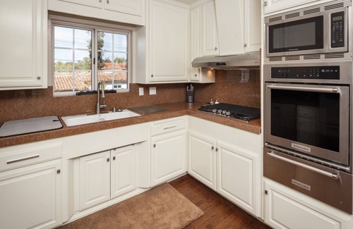 Old Town Historic District Condominio | Luxury Condo Downtown San Luis Obispo & Garage A/C & Pool