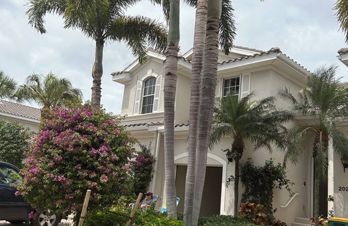 Marbella Lakes Condominio | Luxury condo inn the heart of Naples, 3/2, community pool and fitness center