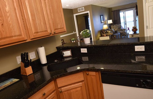 Cadillac Condominio | Luxury condo on all-sports Lake Cadillac, Michigan