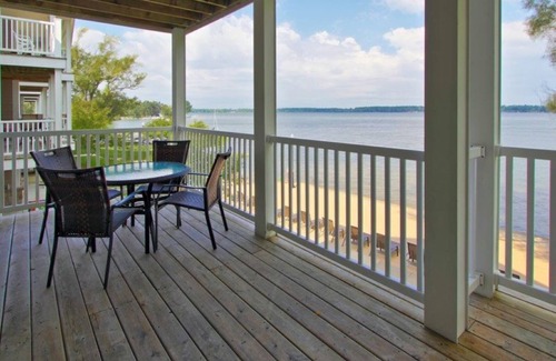 Cadillac Condominio | Luxury condo on all-sports Lake Cadillac, Michigan