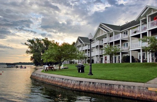 Cadillac Condominio | Luxury condo on all-sports Lake Cadillac, Michigan