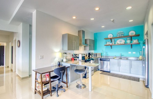 Barrio Santa Lucía Apartamento | Condominio de lujo con balcón, vista al mar y la selva y diseño abierto.