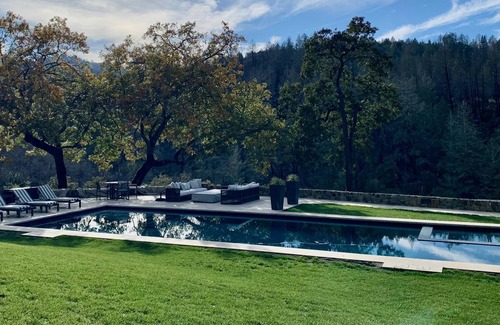 Calistoga Casa | Luxury Contemporary Victorian w/ guest barn, pool and gym