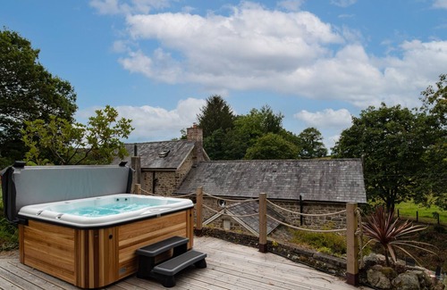 Pentrefelin Cabaña | Luxury Cottage with hot tub, sleeps 8. Wales