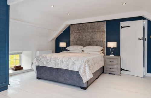 Pentrefelin Cabaña | Luxury Cottage with hot tub, sleeps 8. Wales
