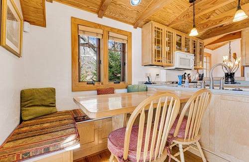 Banner Elk Cabaña | Luxury cottage with spacious deck, amazing views, hot tub, & washer/dryer