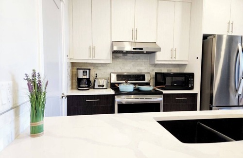 Leduc Apartamento | Luxury Cozy Basement Suite separate entrance and heater. WiFi. Netflix.