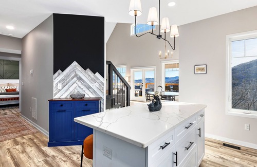 Swannanoa Chalet De Esquí | Luxury Cozy Mountain Treehouse w/ Hot Tub + Gym mins to AVL + BlkMtn