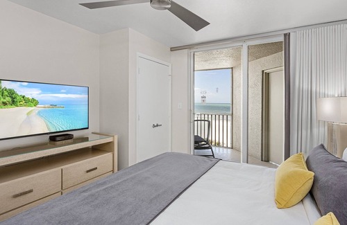 Fort Myers Beach Complejo | Luxury Diamond Head Beach Front Private Condo / Pool with all Amenities!