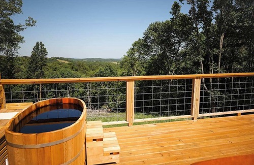 Eureka Springs Apartamento | Luxury Dome with Cedar Hot Tub on deck, only 15 minutes from downtown Eureka Springs and 8 minutes from Beaver Lake.