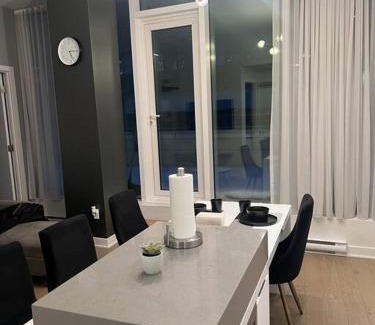 Downtown Montreal Apartamento | Luxury Downtown Escape Pool & Free Parking