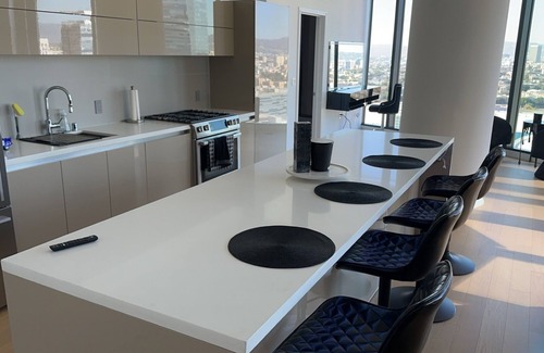 Vernon Apartamento | Luxury DTLA Sky Rise with City View, 2 BDR, with Pool Table & Balcony